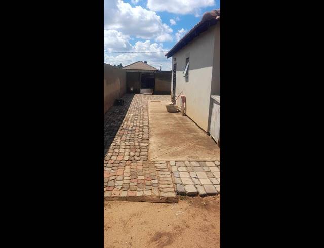 2 BEDROOM HOUSE FOR SALE IN LUFHERENG